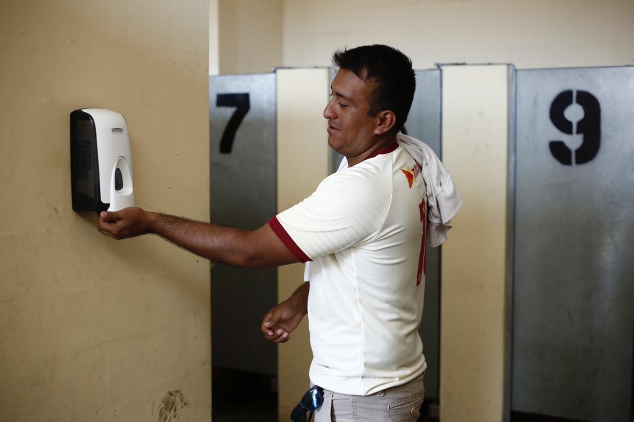 Baños tienen implemento de gel, papel y agua en el estadio monumental. Foto:Joel Alonzo/GEC