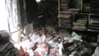 ¡Insólito! Hombre muere aplastado por toneladas de revistas... (FOTOS)