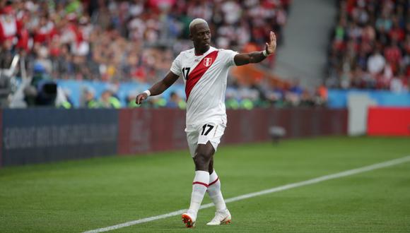Luis Advíncula sale al Defensores del Chaco como capitán de la selección peruana