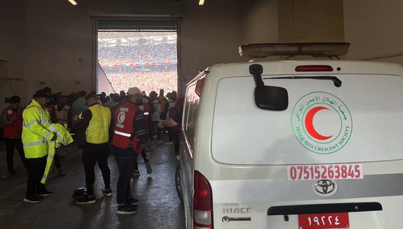 Las ambulancias transportan a los espectadores de fútbol heridos a un área de emergencia en el Estadio Internacional de Basora luego de una estampida antes del partido final de esta noche de la Copa del Golfo Arábigo entre Irak y Omán, el 19 de enero de 2023 en Basora. (Foto de Hussein FALEH / AFP)