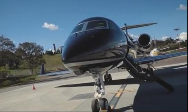 Maluma Rompe En Llanto Al Recibir Su Primer Avion Nadie Creia En Mi Video Ojo Show Ojo