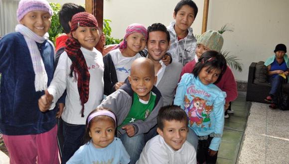 Claudio Pizarro visita a niños con cáncer