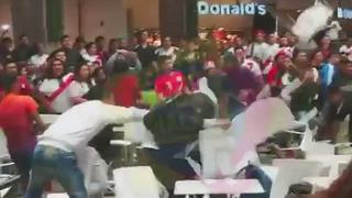 Hinchas se agarran a "sillazos" en centro comercial durante el Perú vs. Francia (VIDEO)