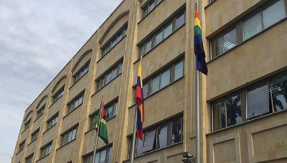​Colombia: Alcaldía iza bandera gay en contra de homofobia