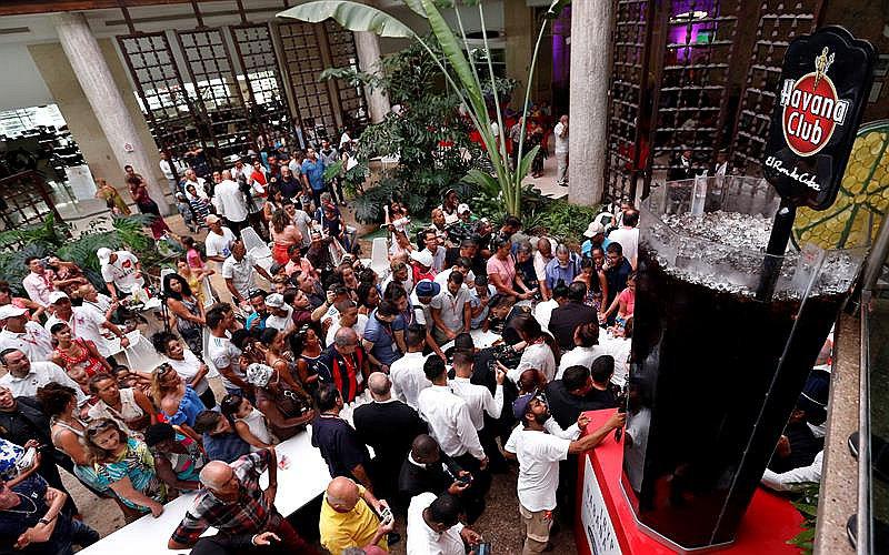 ​Cantineros elaboran en La Habana el trago "Cuba Libre" más grande del mundo