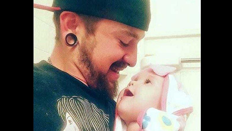 Madre abandona a su recién nacido y el padre se vuelve consejero en redes