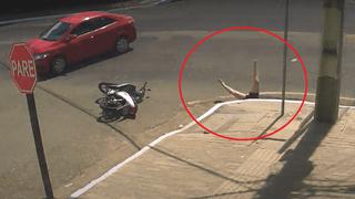 Mujer se estrella con vehículo, sale volando y desaparece al caer a alcantarilla | VIDEO 