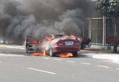 Carmen de la Legua: serenos rescatan a chofer de auto envuelto en llamas