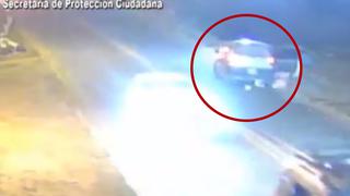 Mamá y sus dos hijos saltan de un auto en movimiento para huir de agresor | VIDEO