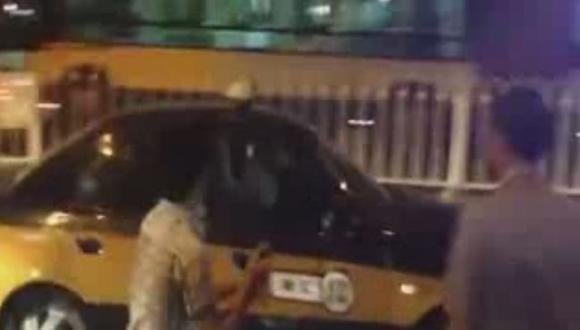 Taxista quiere escapar como sea de escena de accidente [VIDEO]