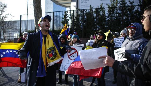Venezuelans take part during a protest in front of the United Nations on January 26, 2019 in New York. - The protest coincided with a special UN Security Council session on Venezuela. (Photo by Kena Betancur / AFP)