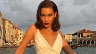 Bella Hadid posó en topless y con provocativo gesto [FOTO] 