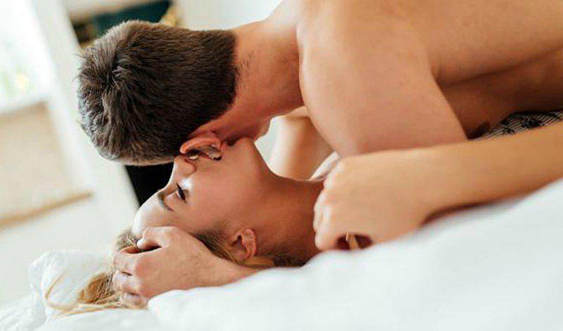 Estas son las 5 poses más difíciles de hacerla en pareja