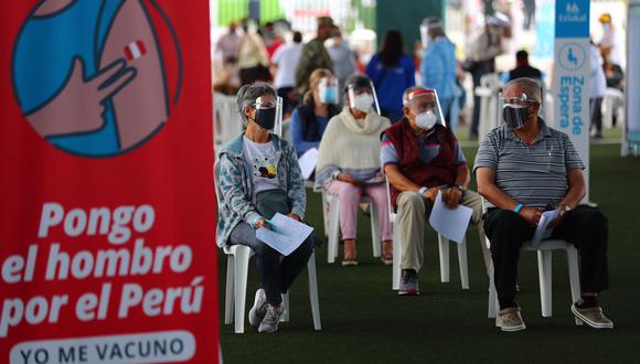 Ciudadano atento a la jeringa que usará el personal de salud para vacunarse en el Complejo Deportivo de San Isidro. (Foto: Referencial/Hugo Curotto/@photo.gec)