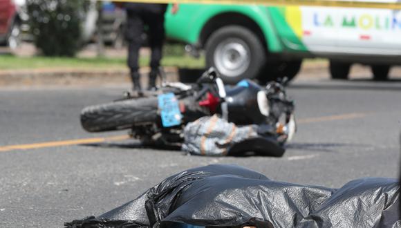 Motociclista impacta contra camión. Falleciendo instantáneamente el conductor en la Cdra 27 de la Av. La Molina.
Foto: Lino Chipana Obregón / @photo.gec