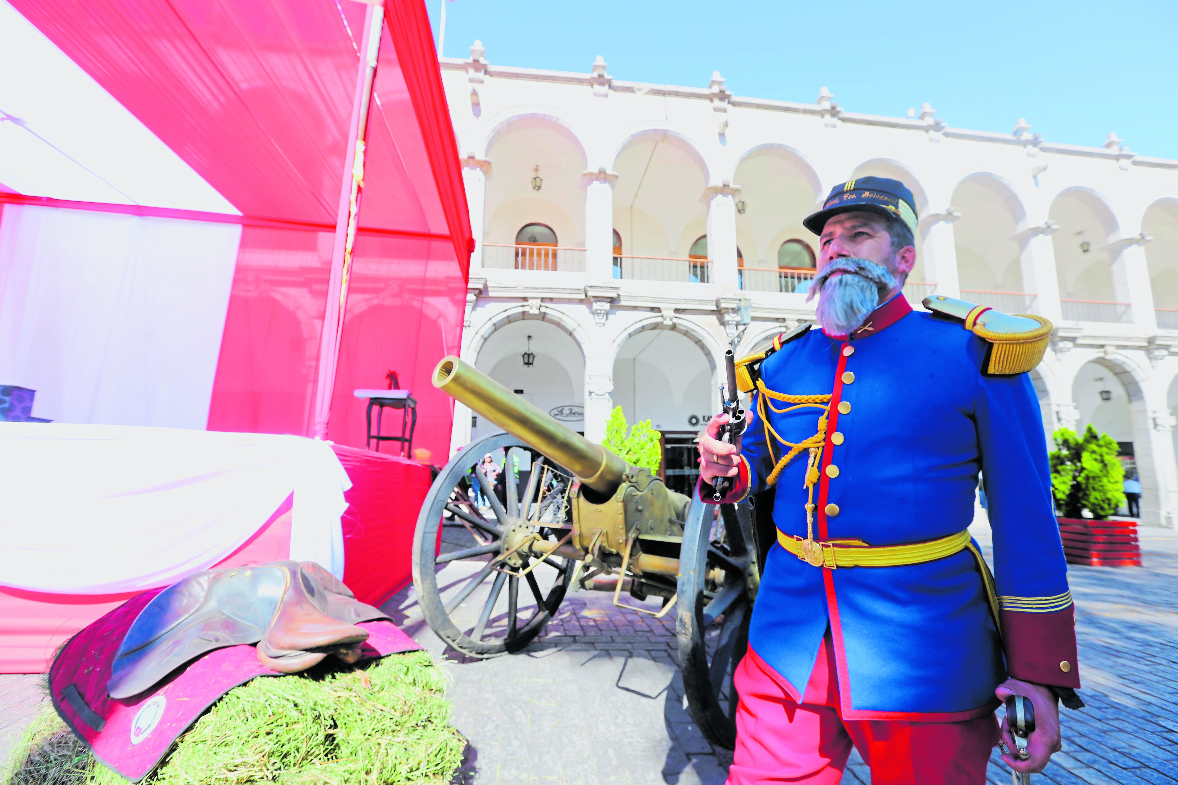 El Teniente Coronel orgulloso portar el uniforme del héroe Francisco Bolognesi. (Foto: Leonardo Cuito)