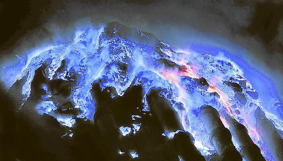 Volcán arroja “lava azul” y se convierte en atracción turística.