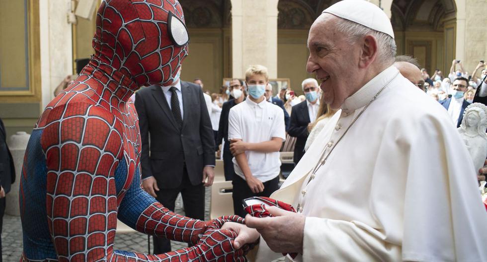 Imagen muestra al papa Francisco dándole la mano a un hombre vestido con un disfraz del personaje de fantasía de Spider-Man en el Vaticano. (VATICAN MEDIA / AFP).