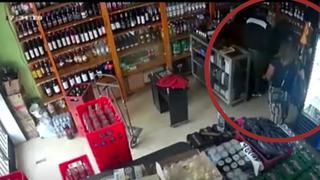 Carabayllo: delincuentes se llevaron tragos, cigarros y dinero de licorería en sacos | VIDEO