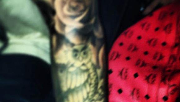 Justin Bieber se tatuó una rosa en su brazo