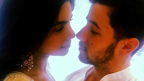 Nick Jonas y Priyanka Chopra se comprometen en hermoso ritual hindú