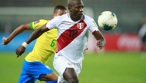 Luis Advíncula anotó el 2-0 de Perú ante Ecuador en Quito. (Foto: EFE)