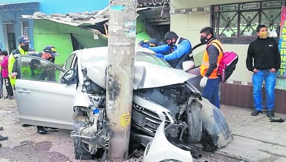 El auto era conducido por Raúl Olachagua Asto (47) e iban a bordo Nelly Ordoñez Jacobi (48), Angel Nova Pacheco y la exautoridad pasqueña. (Foto: PNP)
