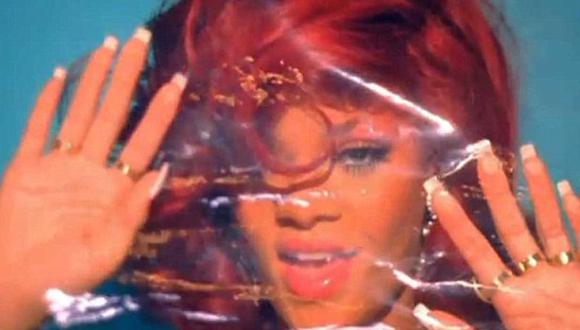 Rihanna aparece cubierta en látex en nuevo video clip