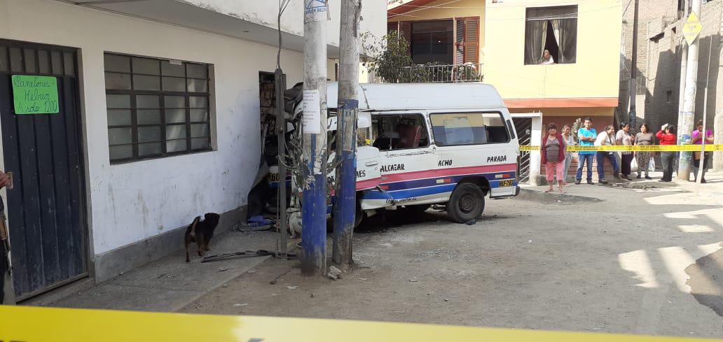 Combi se estrella en el Rímac