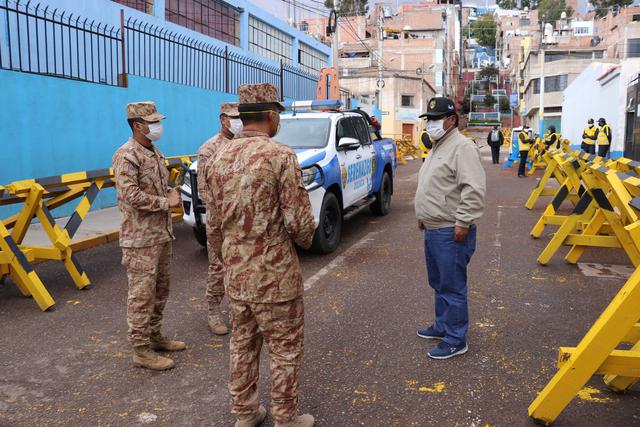 Cierran calles de Juliaca con tranqueras como parte de la lucha contra el coronavirus en esta ciudad. (Foto: Municipio Provincial de San Román)