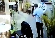 Surco: Delincuente armado roba cadena de oro a cliente de restaurante