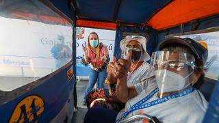 Abuelitos llegan hasta en mototaxis a vacunarse contra el COVID-19 en estadio de Universitario | FOTOS