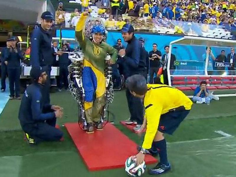 Joven parapléjico dio el play de honor en la apertura del Mundial 