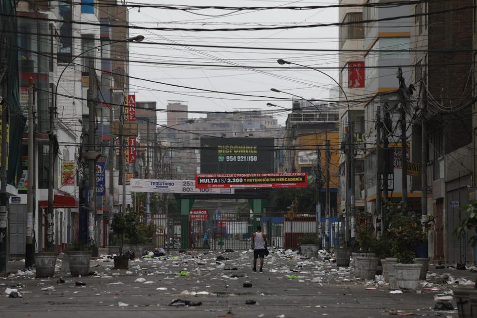 Tras las celebraciones de Año Nuevo, varias calles de diversos distritos de Lima Metropolitana amanecieron este sábado, 1 de enero, con montones de bolsas de basura y desechos acumulados. Foto: GEC