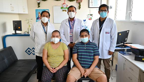 Xiomara y Manuel junto al equipo de neurocirujanos que hicieron posible que recuperaran la visión.