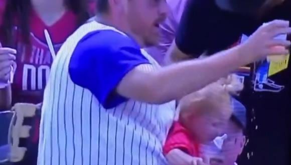 La rápida reacción de este padre le permitió atrapar una pelota de Baseball, cuidar a su bebé y no dejar caer su vaso de cerveza (Foto: Twitter)