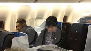 Cámaras captan a Paolo Guerrero junto a Edwin Oviedo durante vuelo a Suiza (VIDEO)