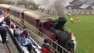 Estadio de fútbol que es atravesado por tren sigue abierto para partidos de fútbol | VIDEO