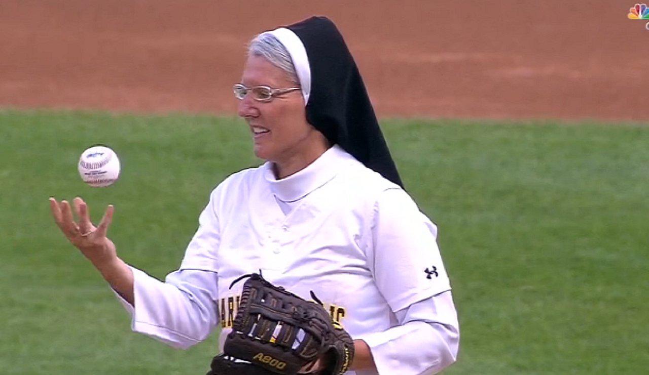 Monja sorprende tras demostrar sus habilidades en el béisbol (VIDEO)
