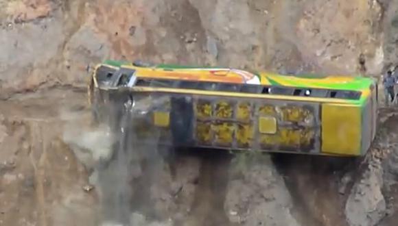 Áncash: ​Remolcan bus accidentado y casi ocurre otra tragedia [VIDEOS]