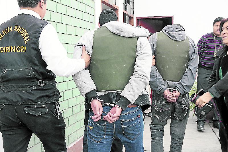 Dictan prisión preventiva a 12 policías por extorsión y secuestro 