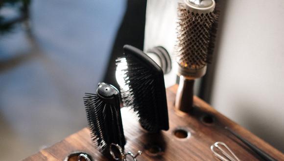 Existen unos trucos casero para limpiar y desinfectar el cepillo de cabello. (Foto: Pexels)