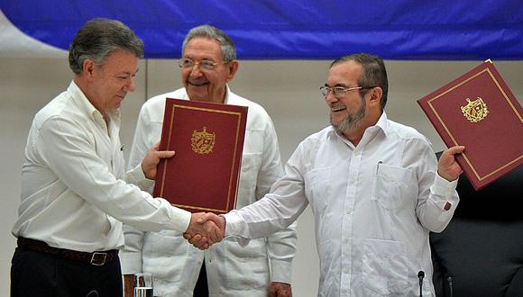 Colombia y FARC acuerdan alto al fuego y firman la paz  
