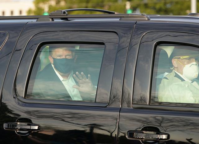 El presidente de Estados Unidos, Donald Trump, saluda desde la parte trasera de un automóvil en Bethesda, Maryland. (AFP / ALEX EDELMAN).