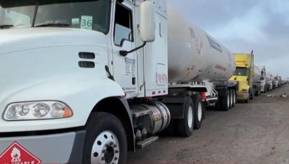 Más de 200 camiones cisternas forman extensas colas para abastecerse de GLP. (Captura: América Noticias)