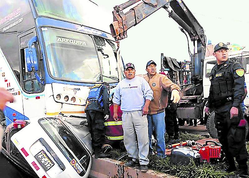 Juliaca: Bus aplasta taxi y mata a 5 personas