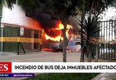 Bus se incendia junto a viviendas: “¡Mi gatito está dentro!” | VIDEO