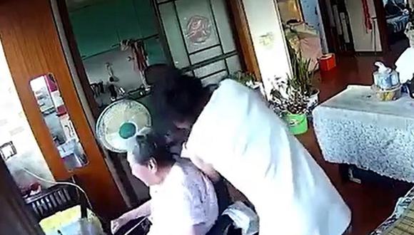 Cámaras graban a cuidadora golpeando salvajemente a anciana de 86 años (VIDEO)