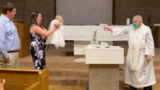 Sacerdote bautiza con pistola de agua a bebé por miedo al Covid-19 
