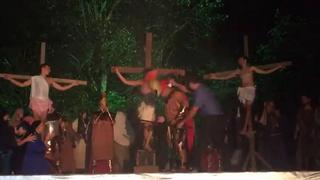 ​Invade obra de teatro y le pega a soldado romano para "salvar" a Jesús (VIDEO)